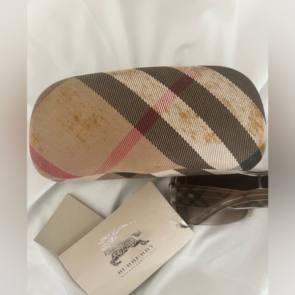 Burberry sunglasses with case and card - Picture 6 of 6